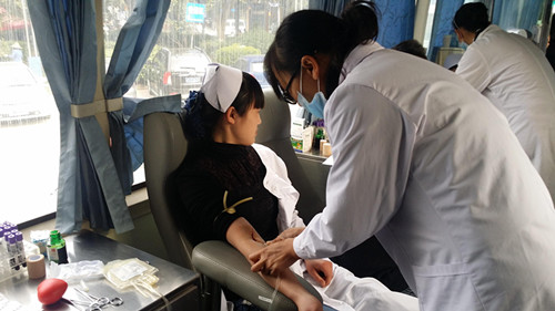 临沧市人民医院员工积极参加无偿献血活动