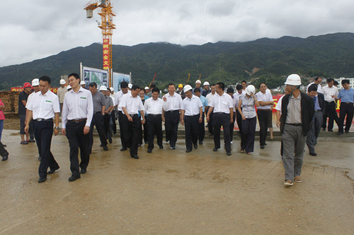 李纪恒省长到青华医院建设工地视察