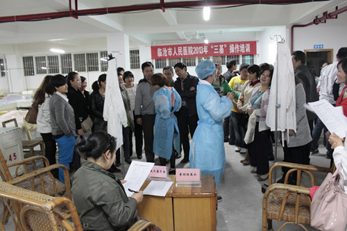 临沧市人民医院2013年“三基”操作培训顺利进行