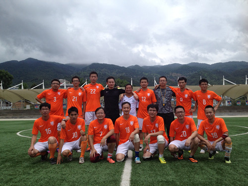 医院团委组织与云南建工水利水电分公司进行足球友谊比赛